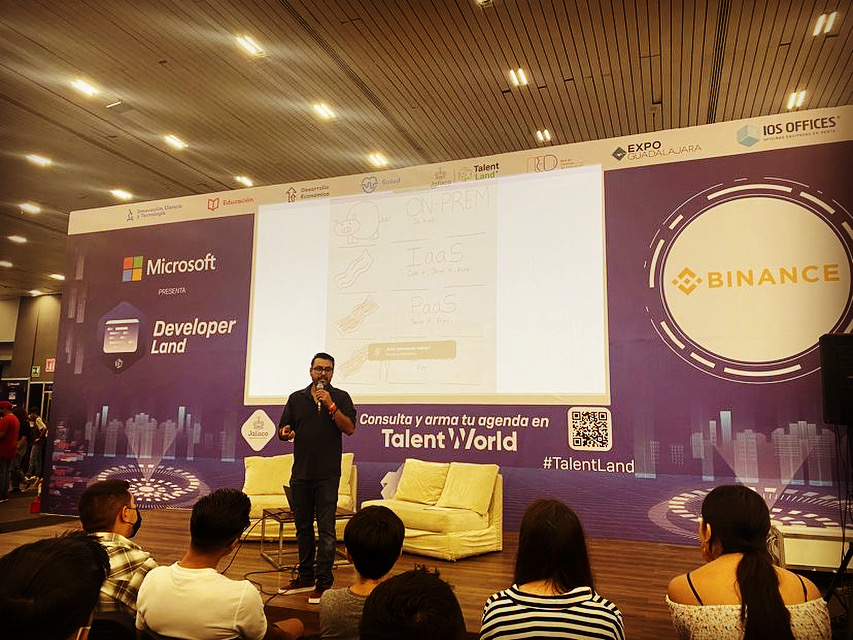 Eduardo speaking at Microsoft Developer Land / TalentLand